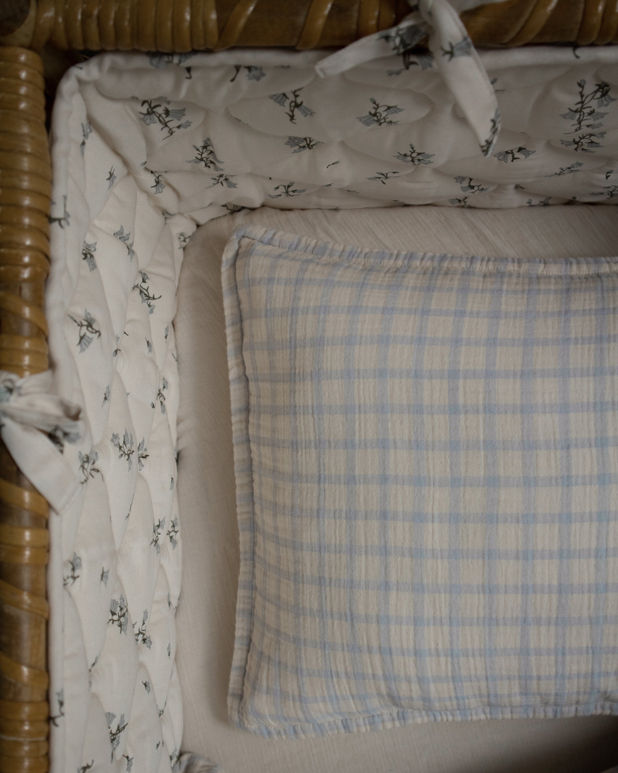 Satin Quiltat Spjälsängsskydd